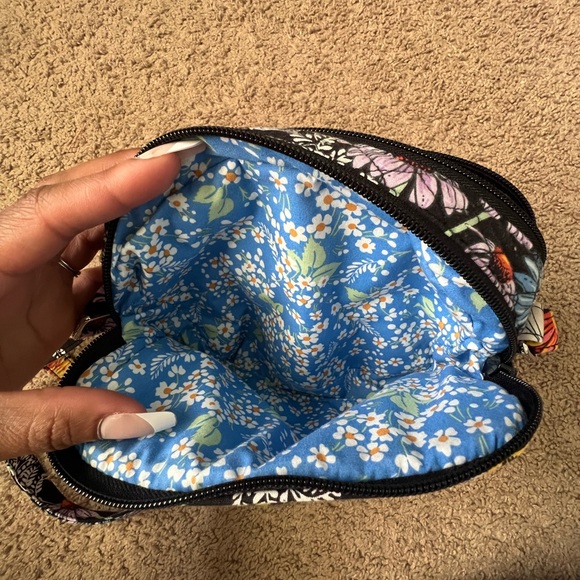 Vera Bradley- Evie Crossbody in Daisies - Picture 13 of 16